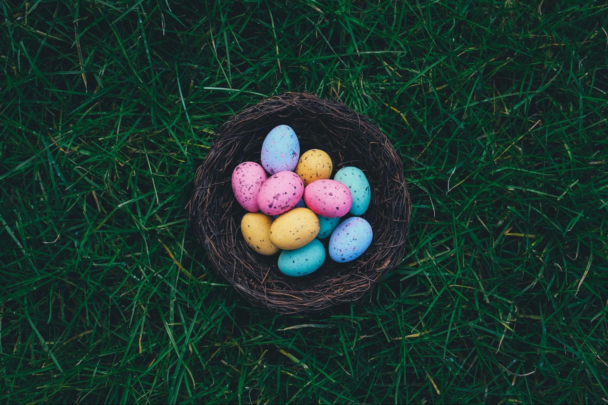 Image of a basket with colorful easter eggs: Most companies prefer distributing responsibilities over multiple cloud service providers.